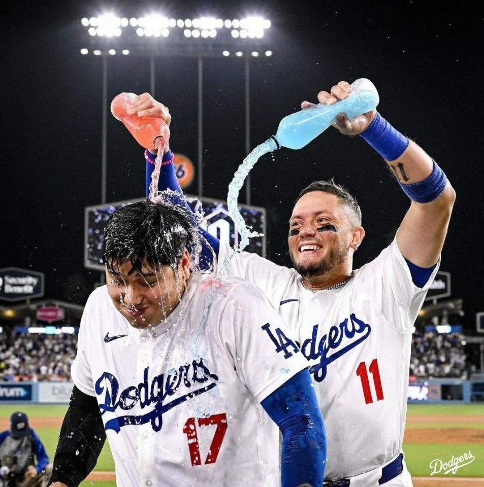 　ロハスにドリンクをかけられる大谷（ロサンゼルス・ドジャース提供）