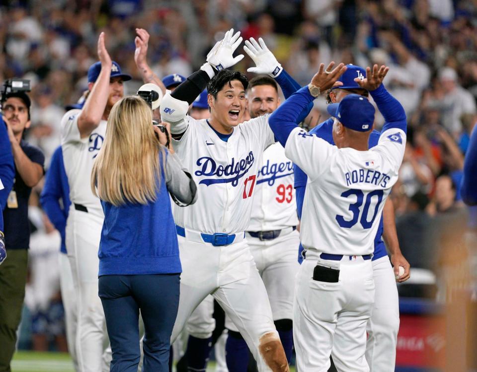 　サヨナラ満塁本塁打を放ちロバーツ監督（３０）とタッチを交わす大谷