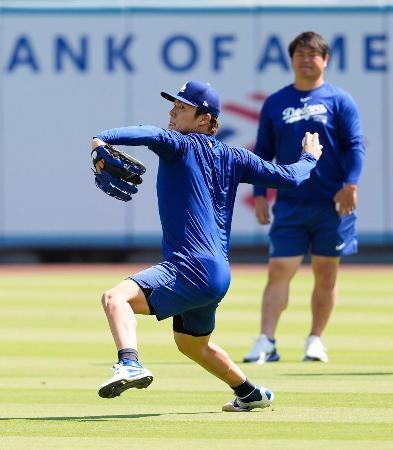 　試合前の練習をするドジャース・山本＝ロサンゼルス（共同）