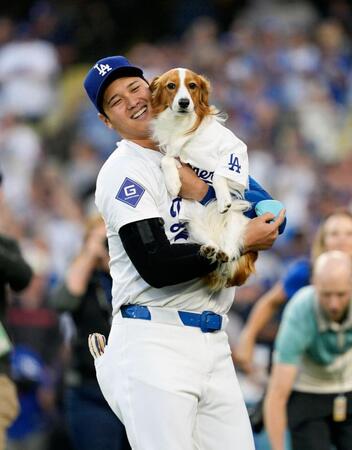 　“始球式”を行い、大谷に抱えられる愛犬のデコピン