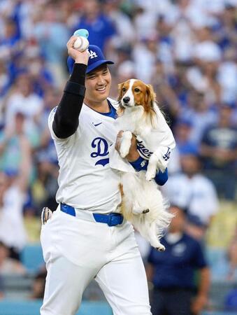 　“始球式”を行い、大谷に抱えられる愛犬のデコピン