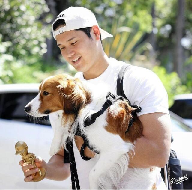 デコピンと球場入りの大谷翔平 抱っこの記念撮影で日本語の女性の声の