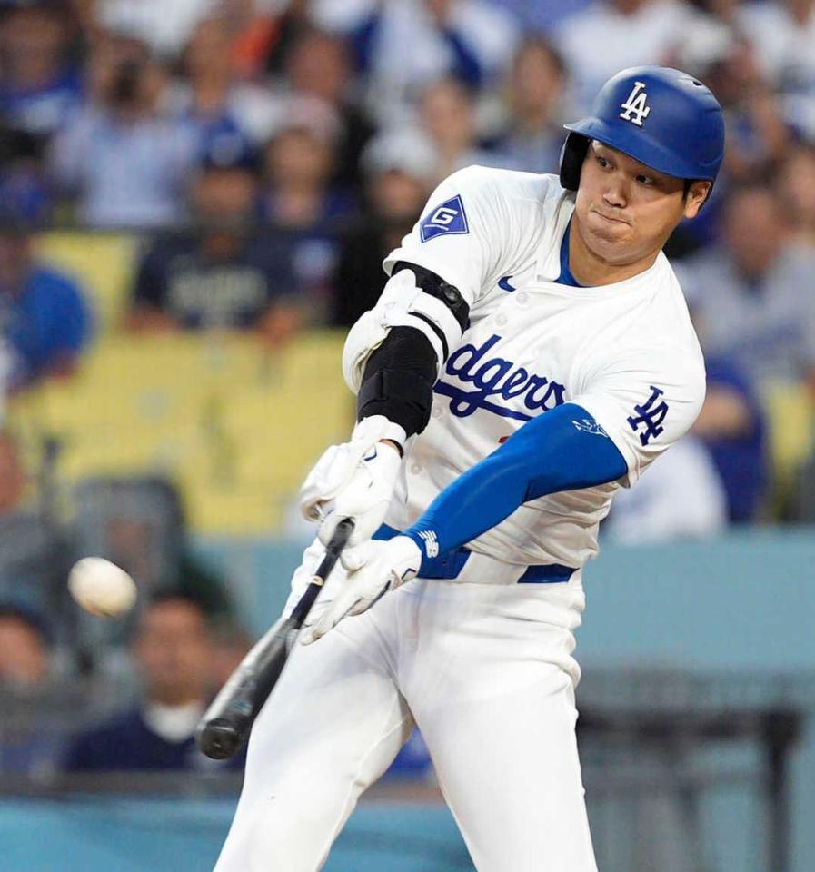 　１回、４２号ソロを放つ大谷（共同）