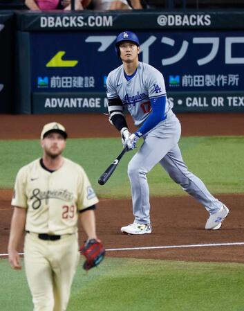 　１回、２試合連続本塁打となる４４号ソロを放つ大谷（共同）