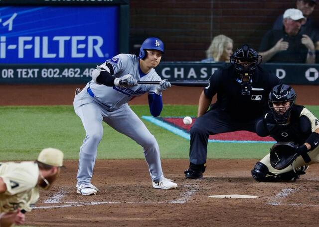 大谷翔平 バントの構えに敵地騒然 同点の八回無死一塁の第5打席は結局
