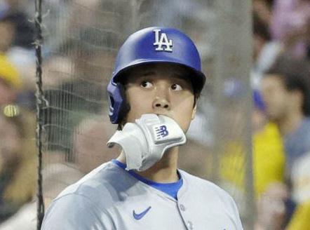 大谷翔平　厳しい判定の見逃し三振に苦笑い　思わず打席で固まる→右手を振って感情を表現　ＮＨＫ解説「ちょっと気の毒」