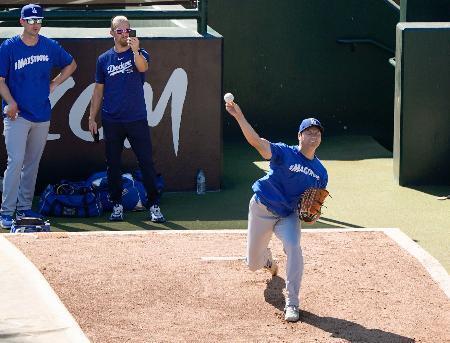 大谷、試合前にブルペンで１５球　投球後は古巣スタッフらと談笑