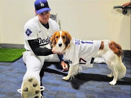 　大谷翔平と愛犬のデコピン（ジョン・スーフー／ドジャース提供）