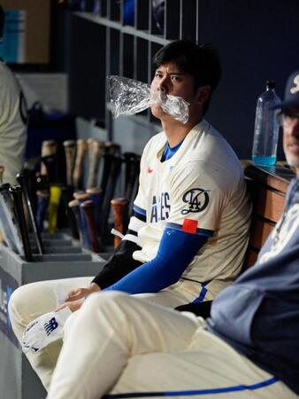 　６回、ベンチで新しい手袋を出しビニールをくわえるドジャース・大谷（共同）