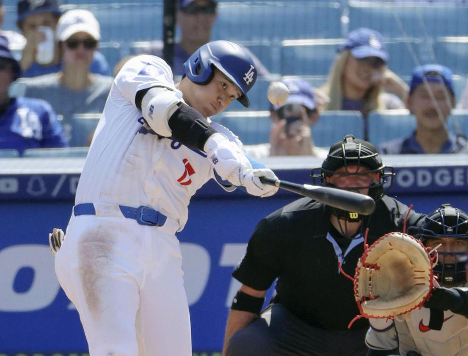 　５回、４６号ソロを放つ大谷。エンゼルス時代の２０２１年にマークしたシーズンの自己最多記録に並んだ（共同）