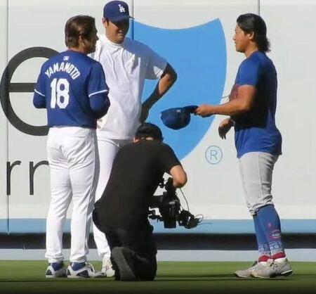 　試合前に談笑する（左から）山本、大谷、今永（撮影・小林信行）