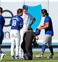 　試合前、談笑する（左から）ドジャース・山本、大谷、カブスの今永