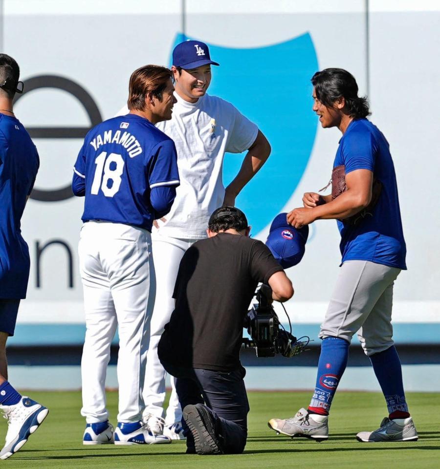 　試合前、談笑する（左から）ドジャース・山本、大谷、カブスの今永