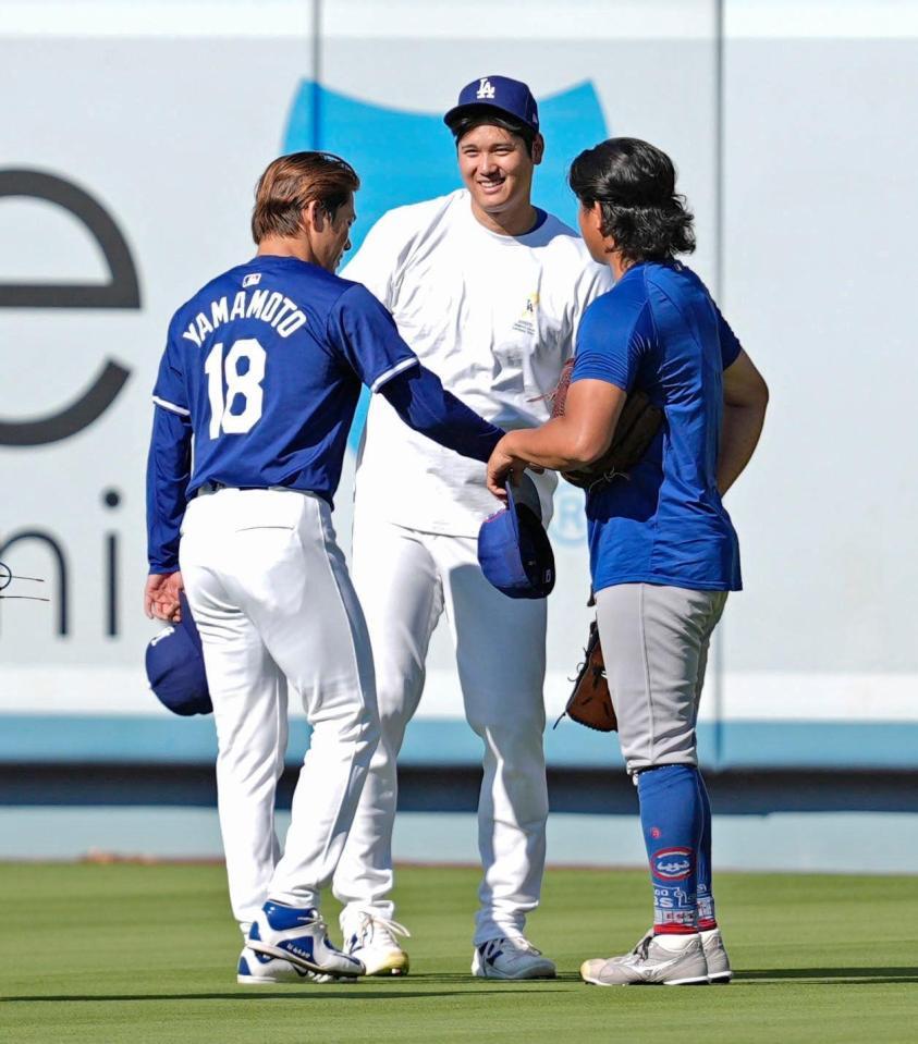 　試合前、談笑する（左から）ドジャース・山本、大谷、カブスの今永