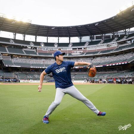 【写真】大谷　投球練習の右肘に米ファン「手術の傷痕がすごい」「手術痕が大きい」「無理しないで」気遣う声