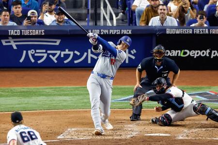 　３回、４８号２ランを放つ大谷。メジャー通算２１９本塁打としてアジア選手単独最多となった（共同）