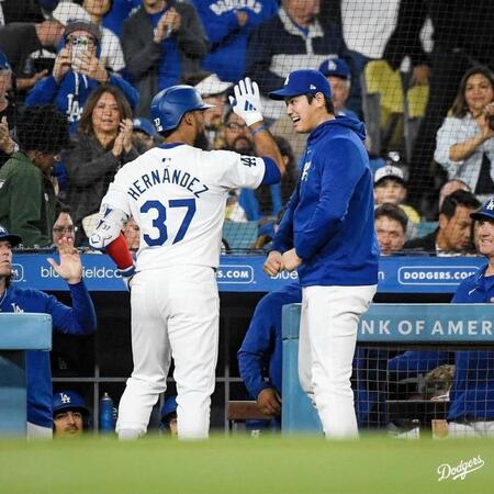 大谷翔平がＴ・ヘルナンデスへ“お返し”　勝ち越し弾のヘルナンデスへ“ひまわりの種シャワー”浴びせる