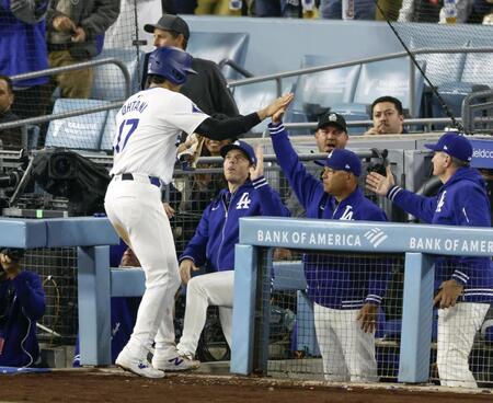 大谷翔平　シーズン１３０得点に到達　テオスカーのタイムリーで先制ホーム　声をあげ拍手しながらベンチへ