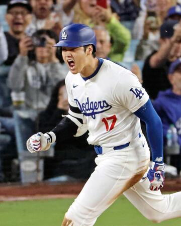 　７回、右前に勝ち越し打を放ち、声を上げる大谷（共同）