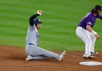 　２回、今季５７盗塁目となる二盗を決める大谷