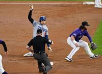 　２回、今季５７盗塁目となる二盗を決める大谷