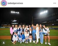 　ドジャースの奥様会のインスタグラム＠ｌａｄｏｄｇｅｒｗｉｖｅｓより