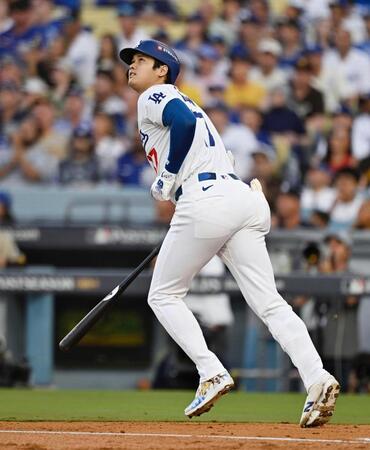 　１回、左飛に倒れた大谷（共同）