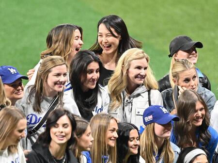 【写真】ポストシーズンのドジャース奥さま会　真美子夫人やっぱり“定位置”