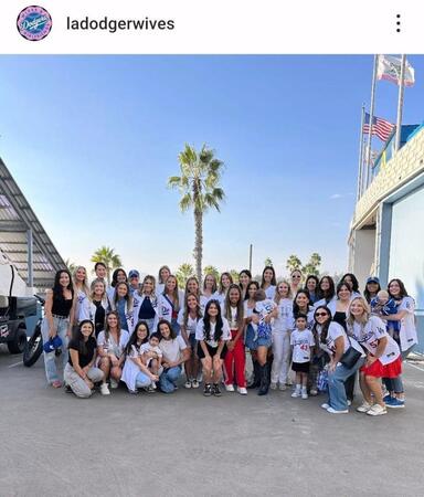 　ドジャーワイブスのインスタグラム（ｌａｄｏｄｇｅｒｗｉｖｅｓ）より