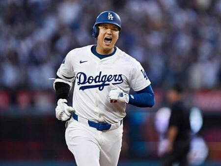 　２回、ポストシーズン初本塁打となる同点３ランを放った大谷（共同）