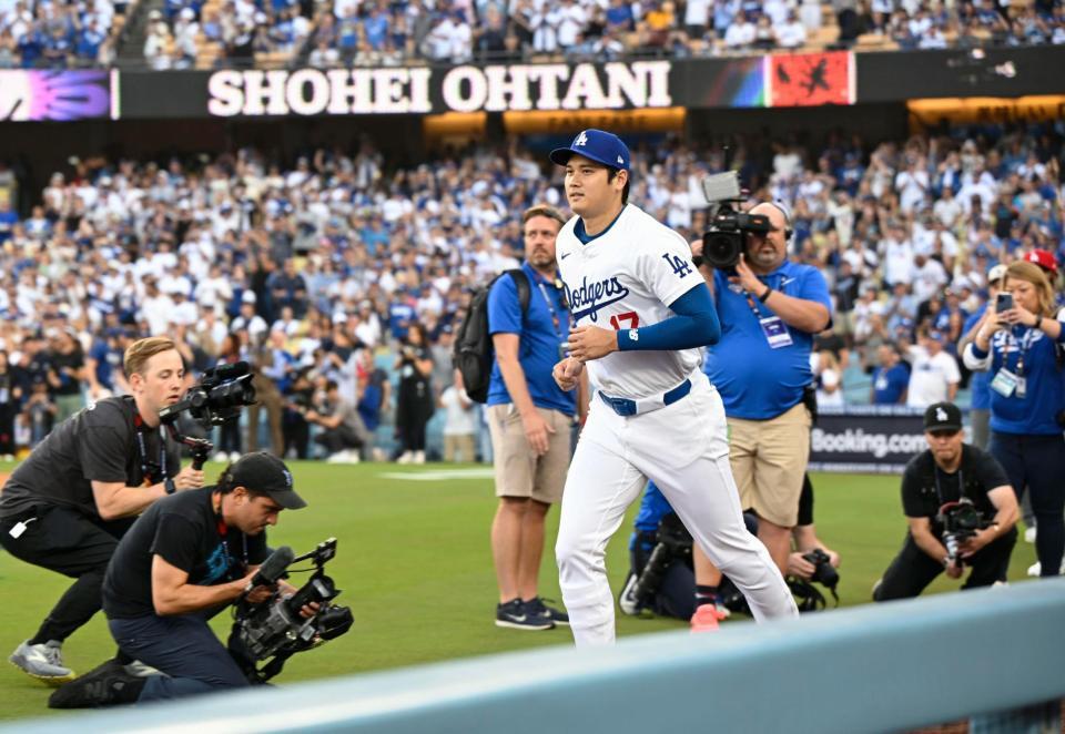 　試合前のセレモニーに臨む大谷（共同）