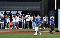 　試合前に遠投を行う大谷（共同）