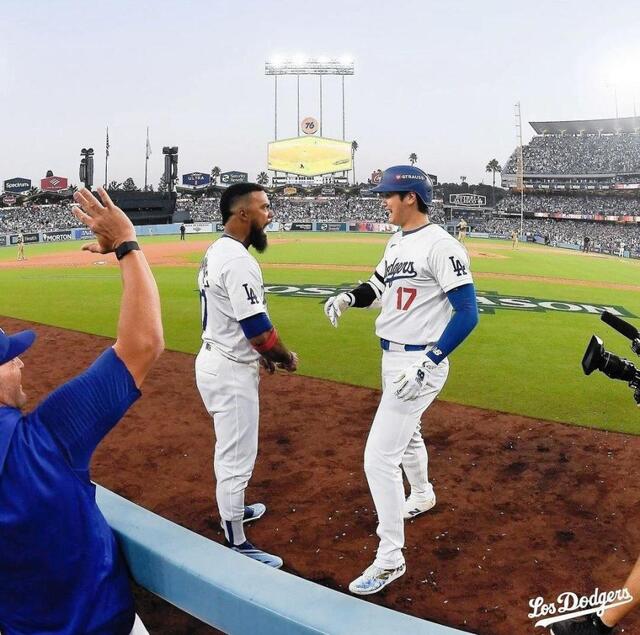 大谷翔平 テオスカーにバックハグのほっこりシーン 第1戦殊勲の