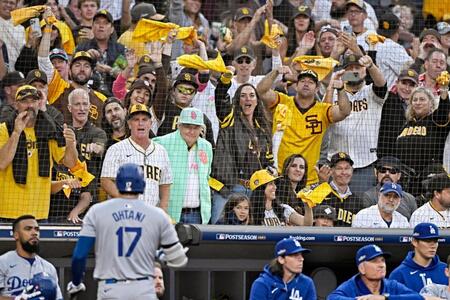 　１回、大谷（17）が三振に倒れ、盛り上がるパドレスファン