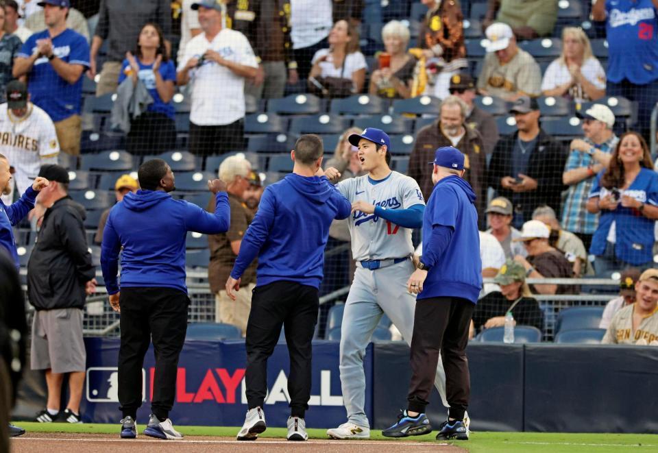 　試合前のセレモニーに登場した大谷