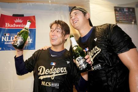 　リーグ優勝決定シリーズ進出を決め、シャンパンファイトで喜ぶドジャース・大谷（右）と山本＝ロサンゼルス（ＡＰ＝共同）