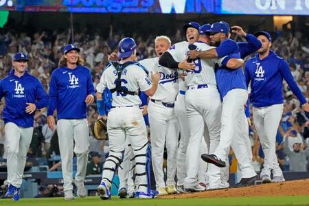 　地区シリーズ第５戦に勝利しリーグ優勝決定シリーズ進出を決め、喜ぶ大谷（右から４人目）＝11日、ロサンゼルス（ＡＰ＝共同）