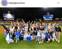 　試合後、グラウンドで歓喜の記念撮影。ドジャースワイブスのインスタグラム＠ｌａｄｏｄｇｅｒｗｉｖｅｓより＝１０月１１日、ドジャースタジアム