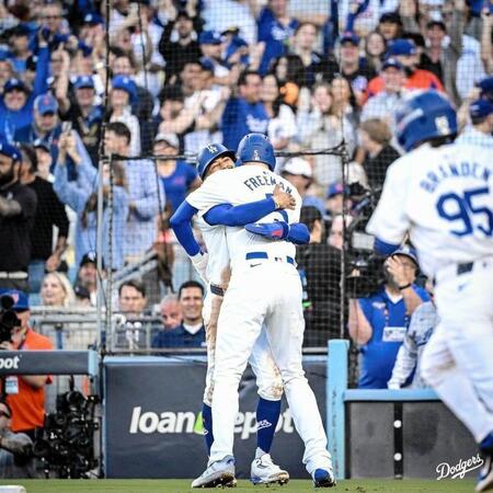 【写真】歓喜も豪華絢爛なドジャース奥様たち　ポンポン振り回し戦士のようなド迫力応援！お祭り騒ぎが超ド派手