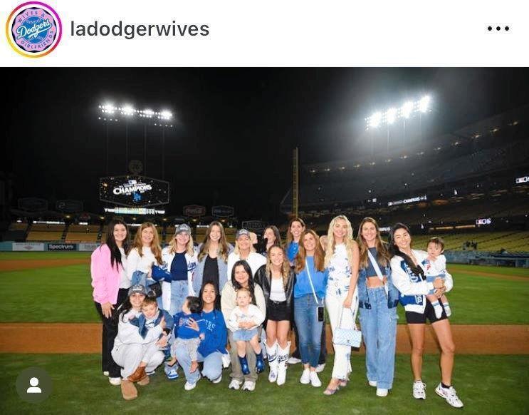 　地区優勝後の記念写真。ドジャースの奥様会のインスタグラム＠ｌａｄｏｄｇｅｒｗｉｖｅｓより