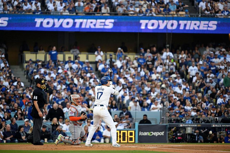 米大リーグ、メッツとのナショナル・リーグ優勝決定シリーズ第６戦の１回、打席に立つドジャース・大谷翔平＝20日、ロサンゼルス（共同）