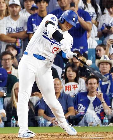 　６回、中前適時打を放つ大谷（共同）