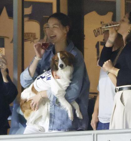 　ドジャースがリーグ優勝を果たし、愛犬を抱いて笑顔を見せる大谷の妻真美子さん（提供・共同通信社）