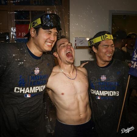 【写真】大谷翔平　愛犬デコピン抱き優勝に浸る　スイートルームで家族とお祝い、背中にDEKOPIN