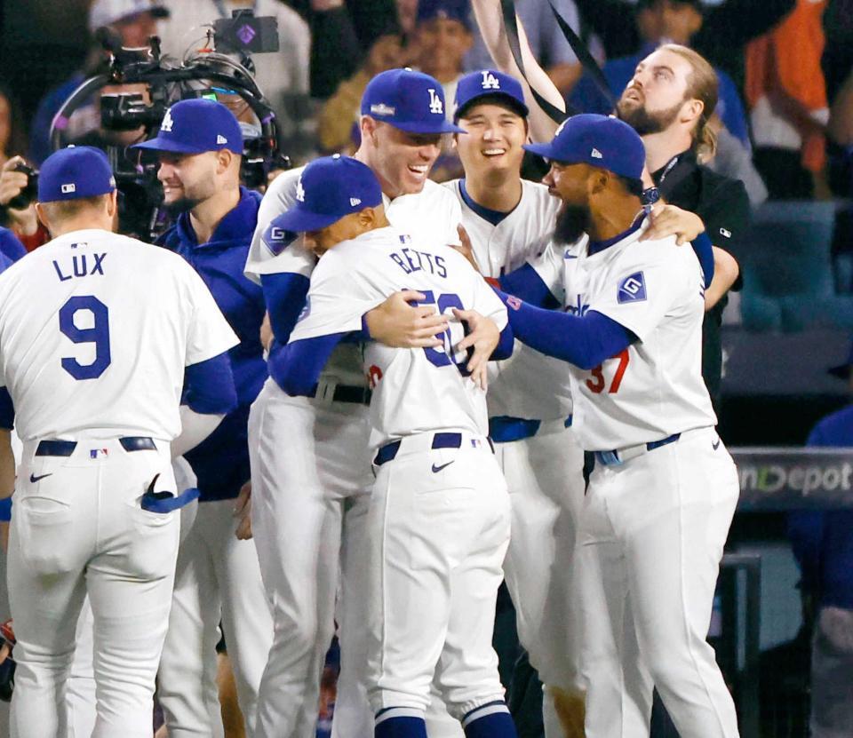 　チームメートと喜ぶ大谷（右から２人目）（共同）