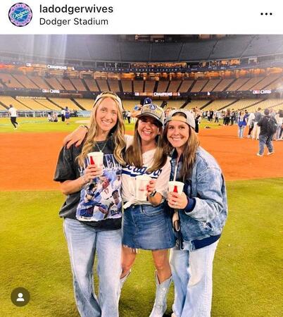 　リーグ優勝を喜ぶケリー夫人（左）ら。ドジャース奥様会のインスタグラム＠ｌａｄｏｄｇｅｒｗｉｖｅｓ