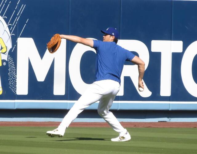 大谷翔平が早くもハイテンション 捕手用ミットで術後最長遠投 ボール