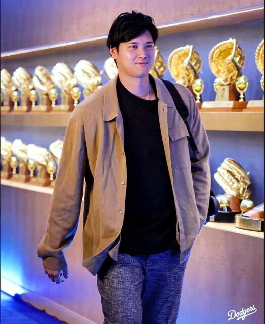 大谷翔平 球場入りの私服姿が「モデルのよう」「so sweet」秋を