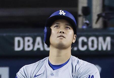 【写真】大谷翔平が見せた一塁塁上での異様な姿　ユニホームの襟をつかんで左腕固定