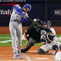 ヤンキース戦の１回、先制２ランを放つドジャースのフリーマン（ＡＰ＝共同）